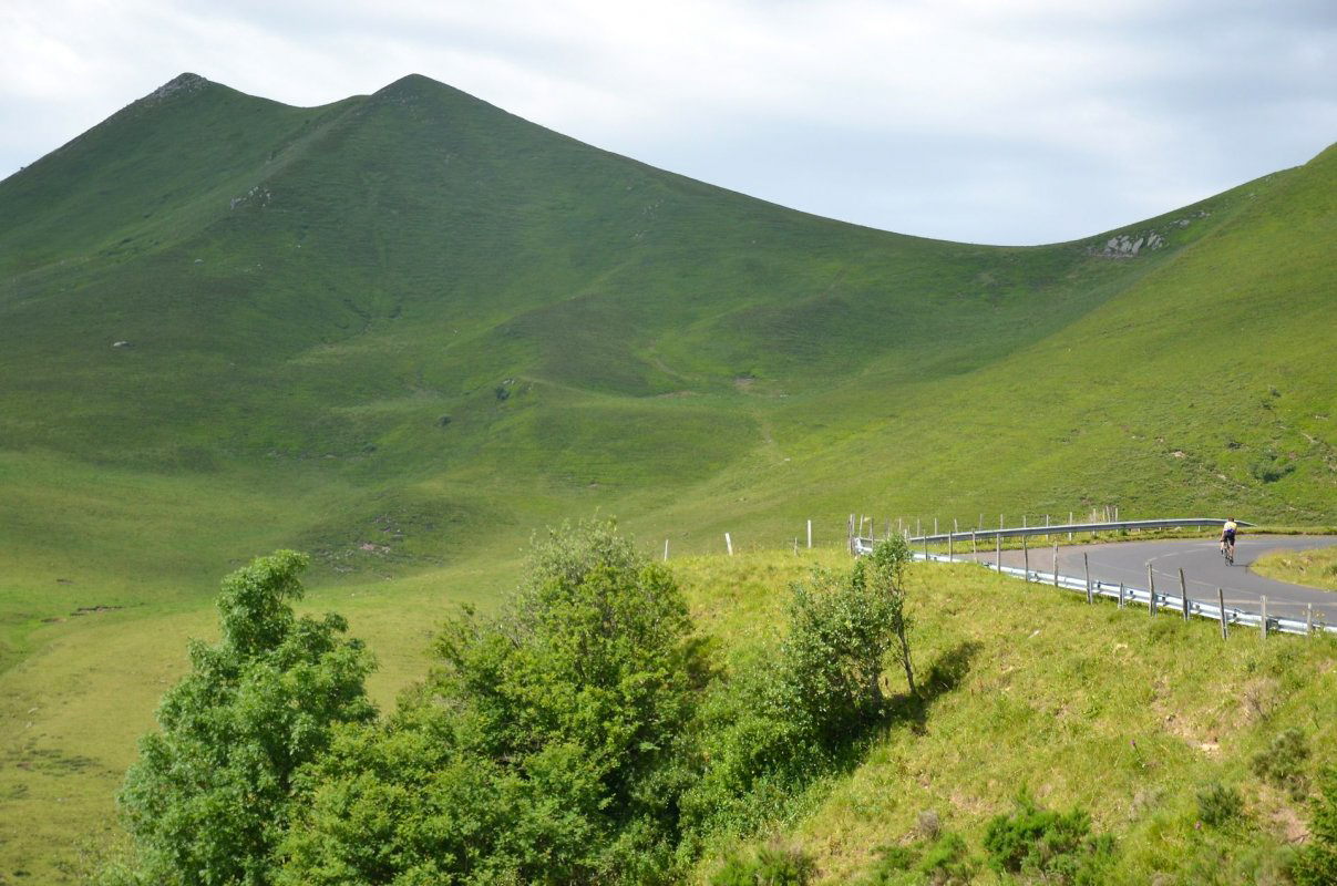 Randonnee-dans-le-Massif-Central-Entre-Volcans-et-Vastes-Plateaux