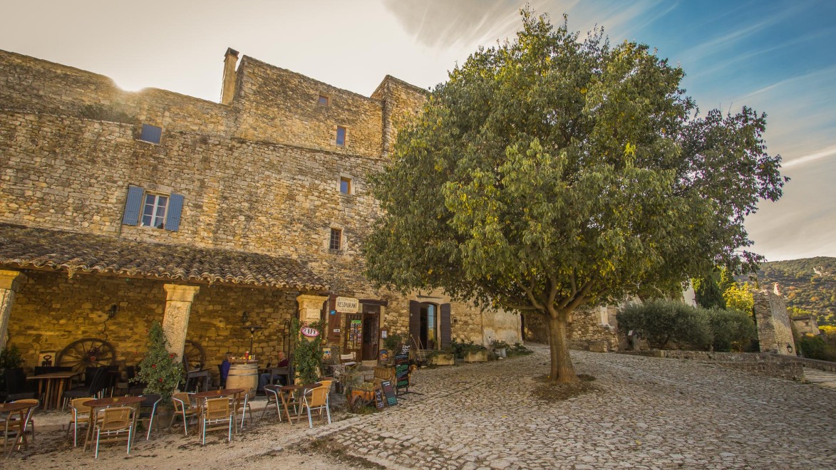 riding the lonely roads of Provence