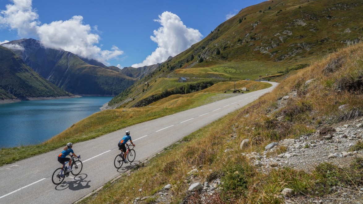 The descent from Glandon towards the Oisan valley, passing in front of the Grand Maison dam