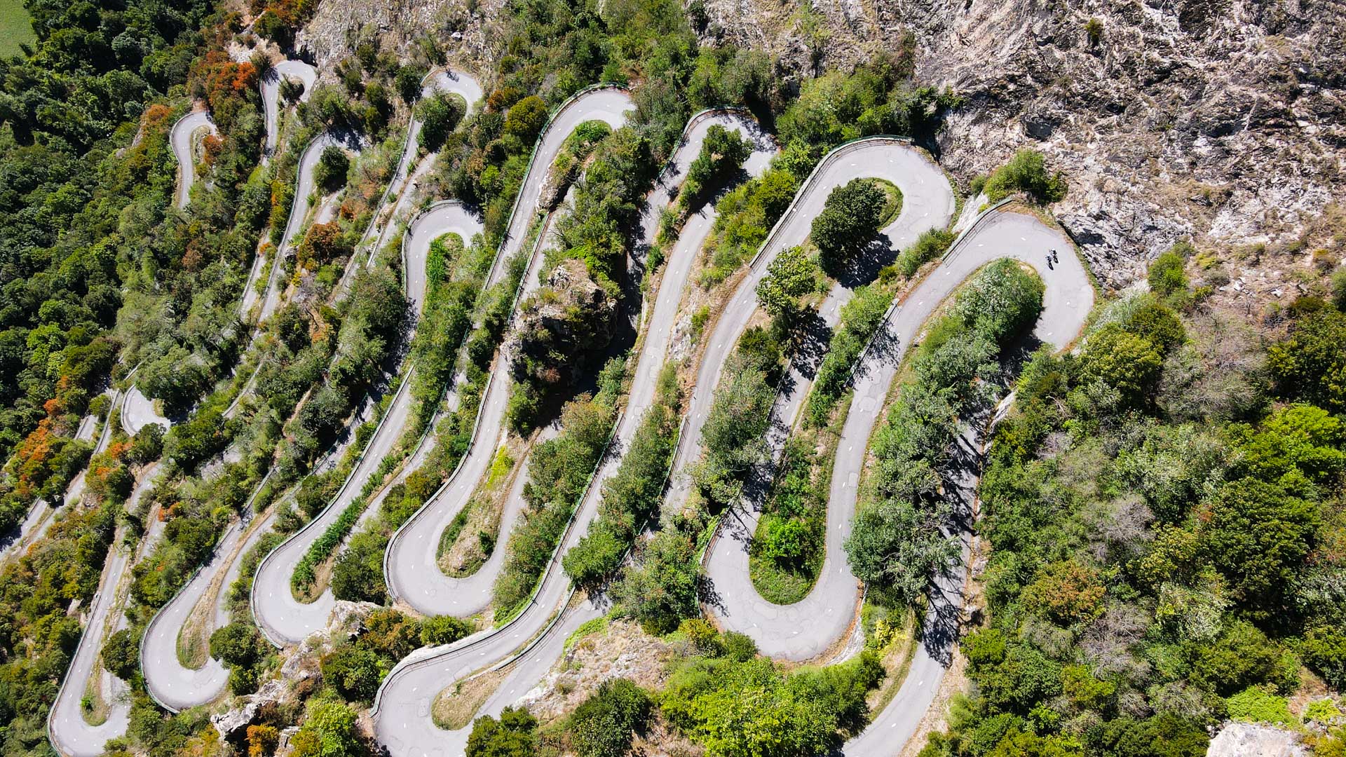 Climbing the quiet, narrow road of the Lacets de Montvernier