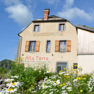 Alta Terra accommodation in Cantal