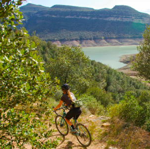 Spring and autumn getaways by gravel in spanish catalonia