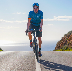 Cycliste gravel wearing Velorizons Jersey