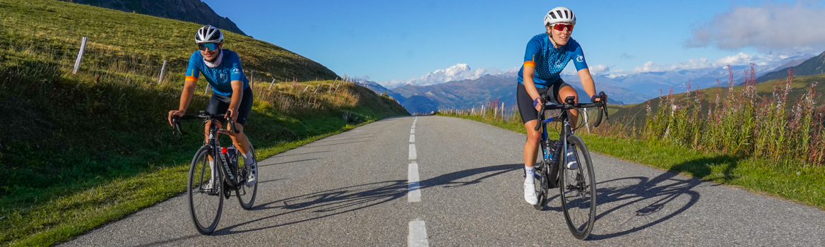 Two road cyclists on a small pass in Maurienne wearing Vélorizons jerseys