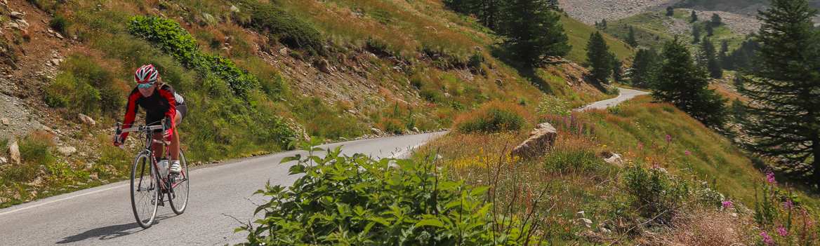 femme cycliste dans la descente de la Lombarde dans les Alpes du Sud