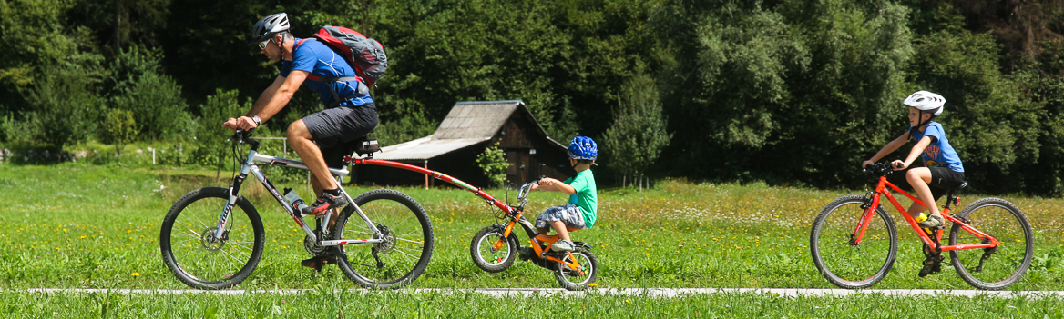 Rando vélo avec toute la famille, un papa et ses 2 enfants