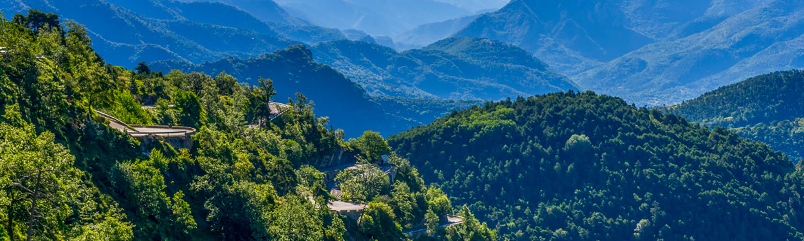 Die ästhetischen Kehren auf der Südseite des Col du Turini in den Südalpen