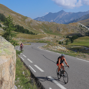 cyclistes de route dans l'ascension du col de la Bonette