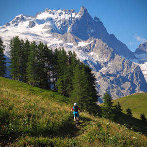 vélo avec sa sacoche sur une petite route de campagne