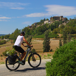À vélo électrique à travers la campagne et les beaux villages de France