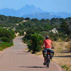 Circuit à vélo sur une petite route en Sardaigne