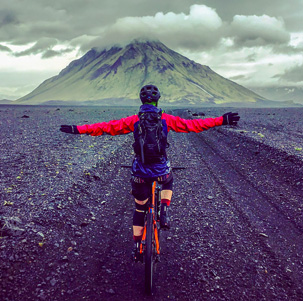 vététiste en lévitation devant un volcan en Islande