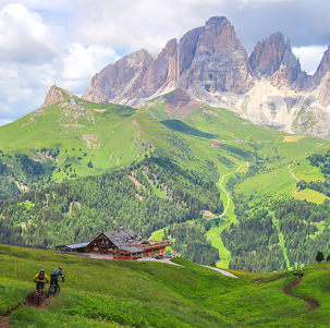 VTT dans les forêts des Dolomites